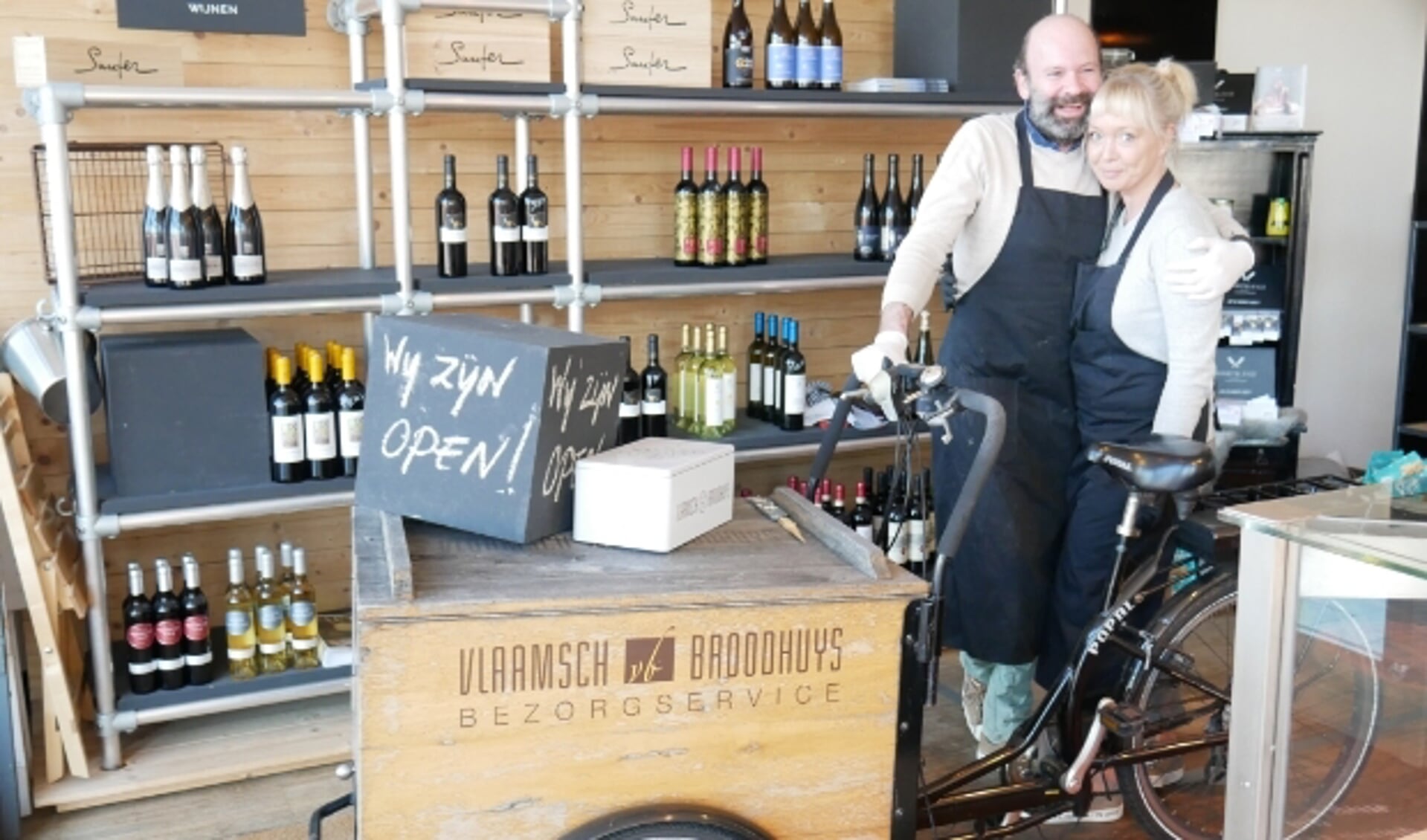 Joan en Sanne zetten al hun creativiteit in om hun bedrijf staande te houden. Bovendien steunen zij met hun werk de Voedselbank. (Foto: Eline Buijs)