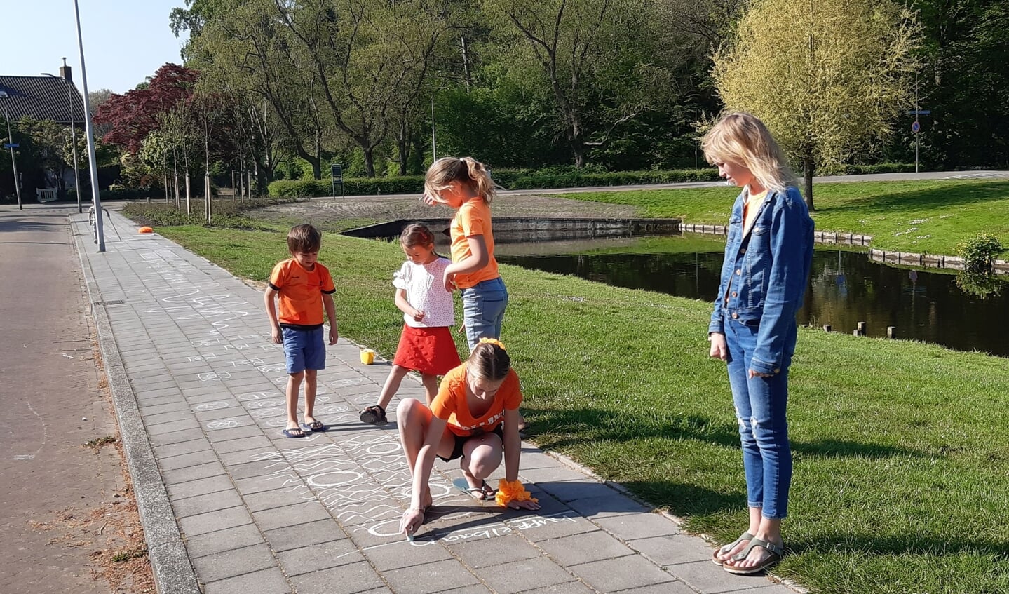 Met krijt zijn er veel spelletjes denkbaar op de stoep van Trompenburg.