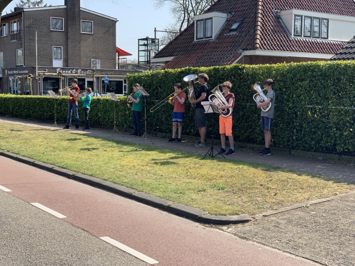De muzikanten op de foto zijn: vlnr Willem, Wytze, Sam, Jules, Perry Hoogedijk, Ivar en Mees.