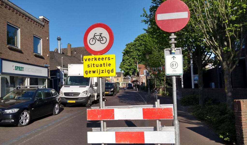 Eenrichtingsverkeer voor fietsers in de Dorpsstraat.