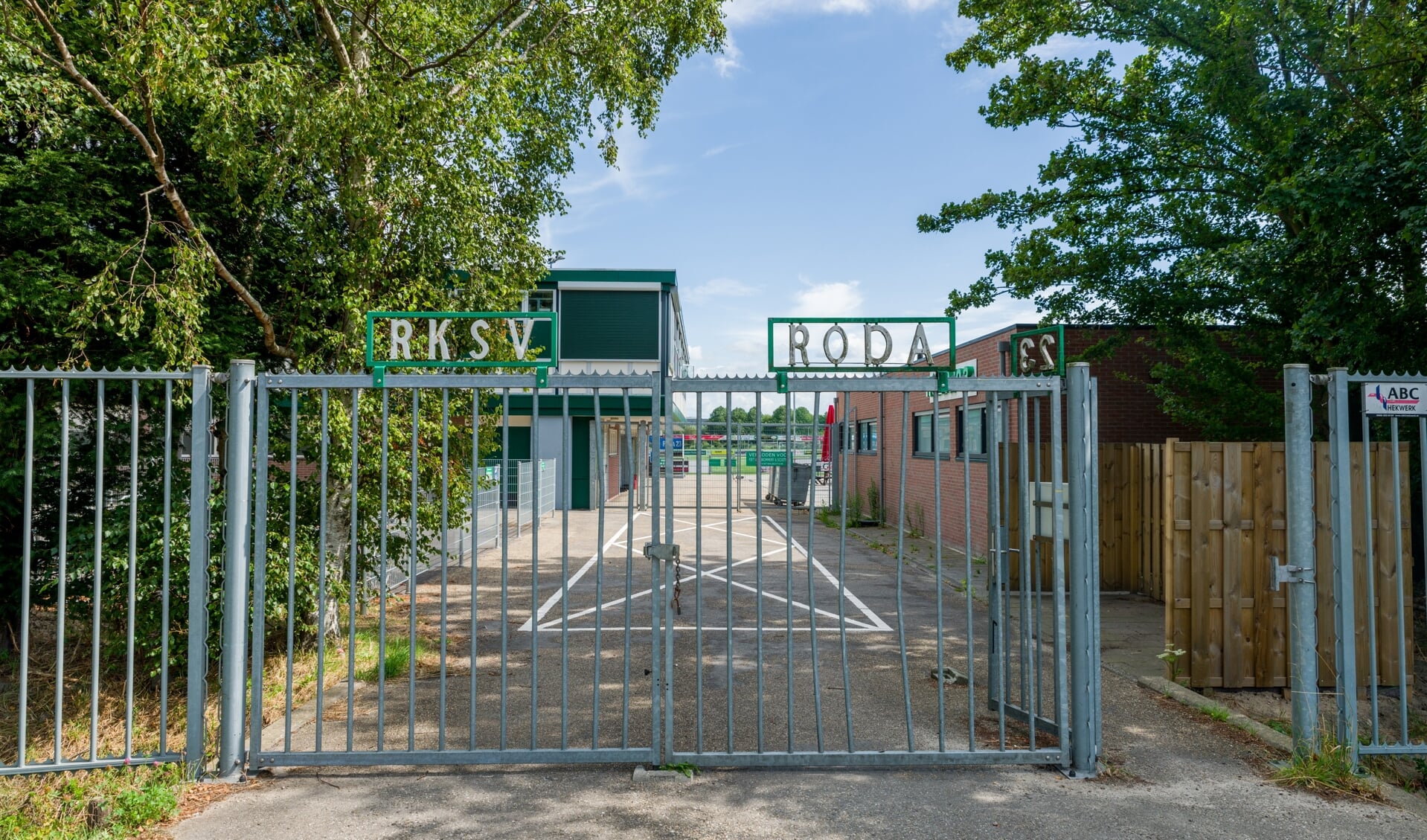 De hekken van de sportparken gaan weer open voor de jeugd.