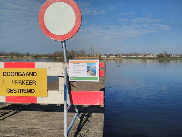 Borden bij loopsteiger