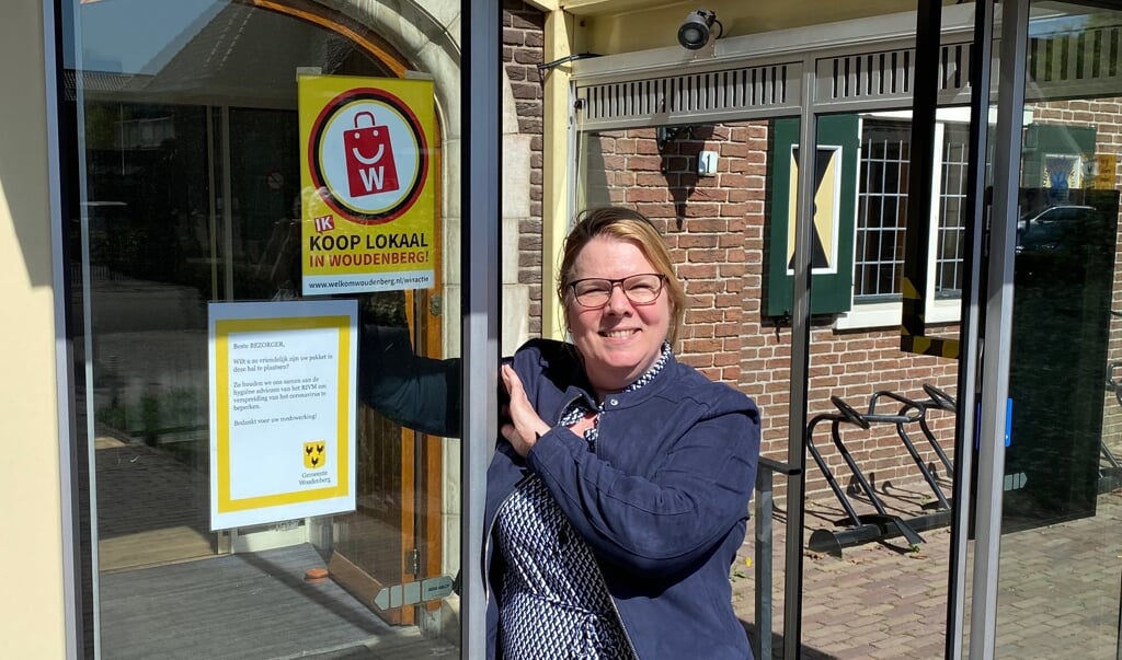 Wethouder Anita Vlam heeft de eerste poster opgehangen in het gemeentehuis