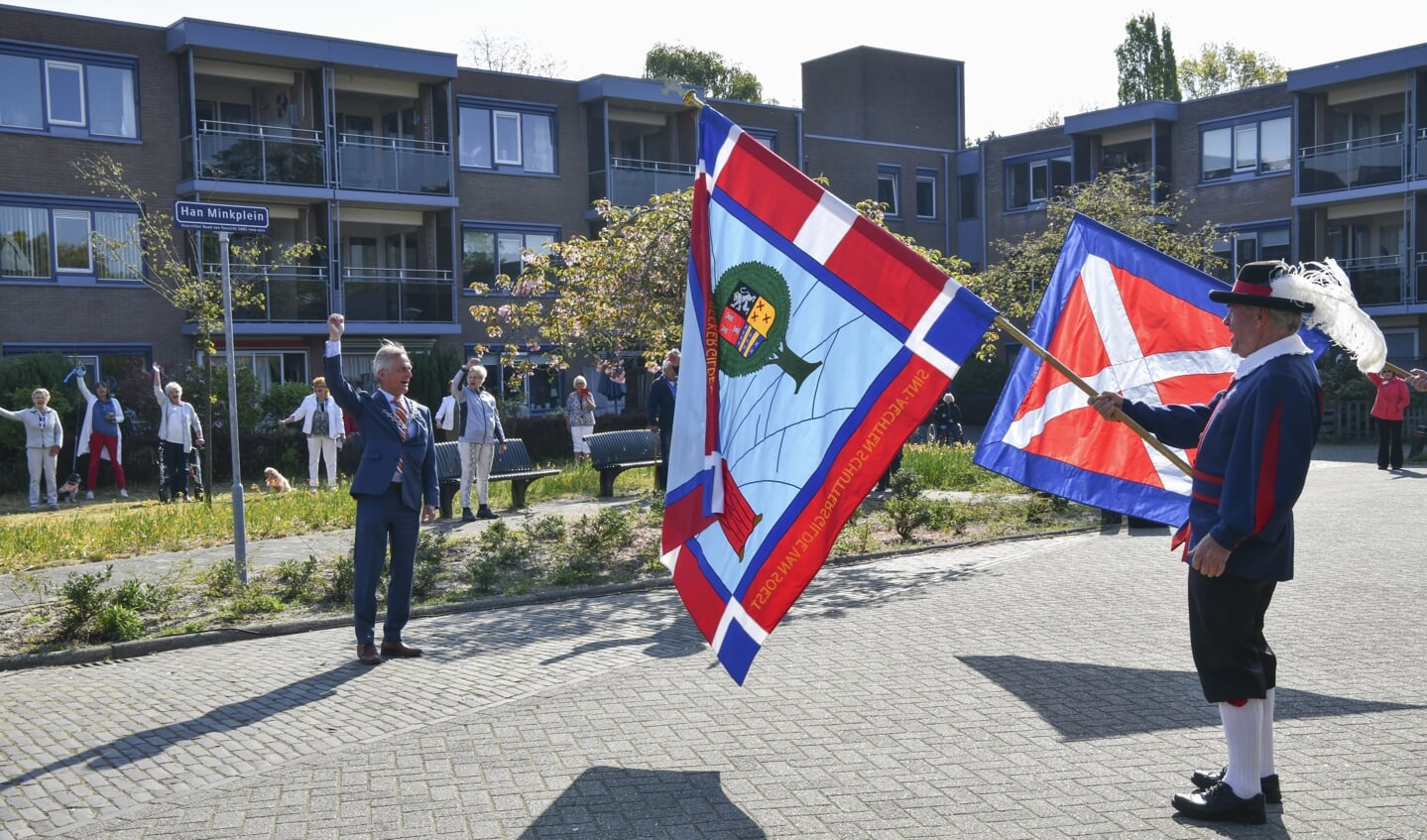 Ceremonie op het Han Minkplein bij De Vijverhof: hieperdepiep hoera 3x).