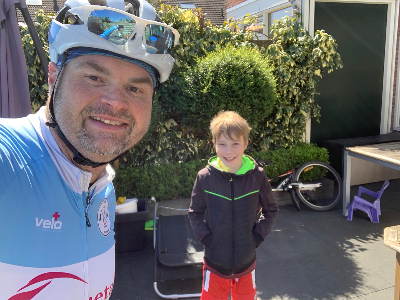 Meester van De Wonderwijzer fietst om leerlingen te zien!!
