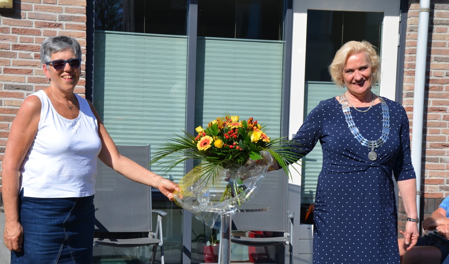 Vera Kramer krijgt een bloemetje van wethouder Wil Kosterman