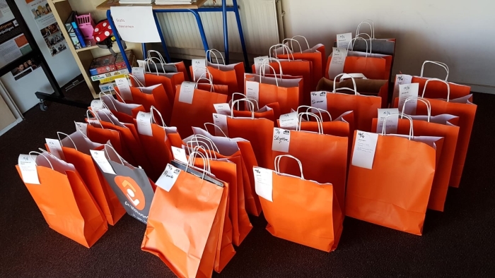 Tasjes afhaalbieb staan klaar in hal