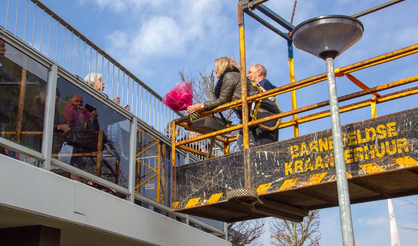 Ouderen in Woonzorgcentrum Ruimzicht Barneveld krijgen bezoek via de hoogwerker.