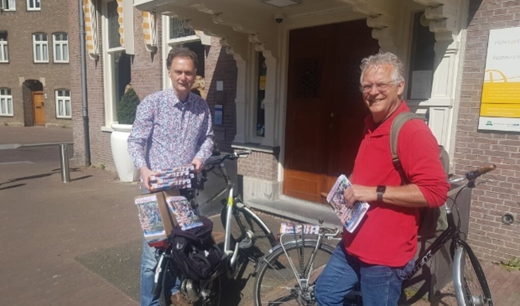 Wim Huijser en Jelle de Gruyter gaan de bestelde boeken met de fiets bezorgen. (foto: Kees Stap)