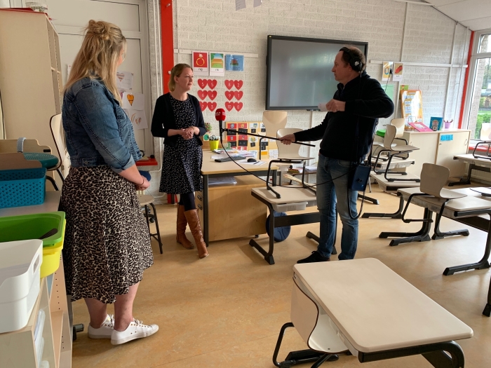 Robert-Jan Booij in gesprek met de leerkrachten Jacomijn van Sandra van De Horn