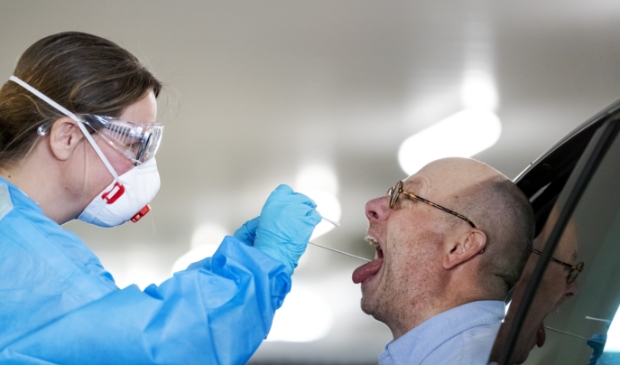 2020-04-06 15:26:01 ROTTERDAM - Een figurant bij een drive-in van een GGD testlocatie in Rotterdam. De 25 GGD'en beginnen met het testen van zorgmedewerkers die buiten de ziekenhuizen werken met patienten en coronaverschijnselen hebben. ANP ROBIN VAN LONKHUIJSEN