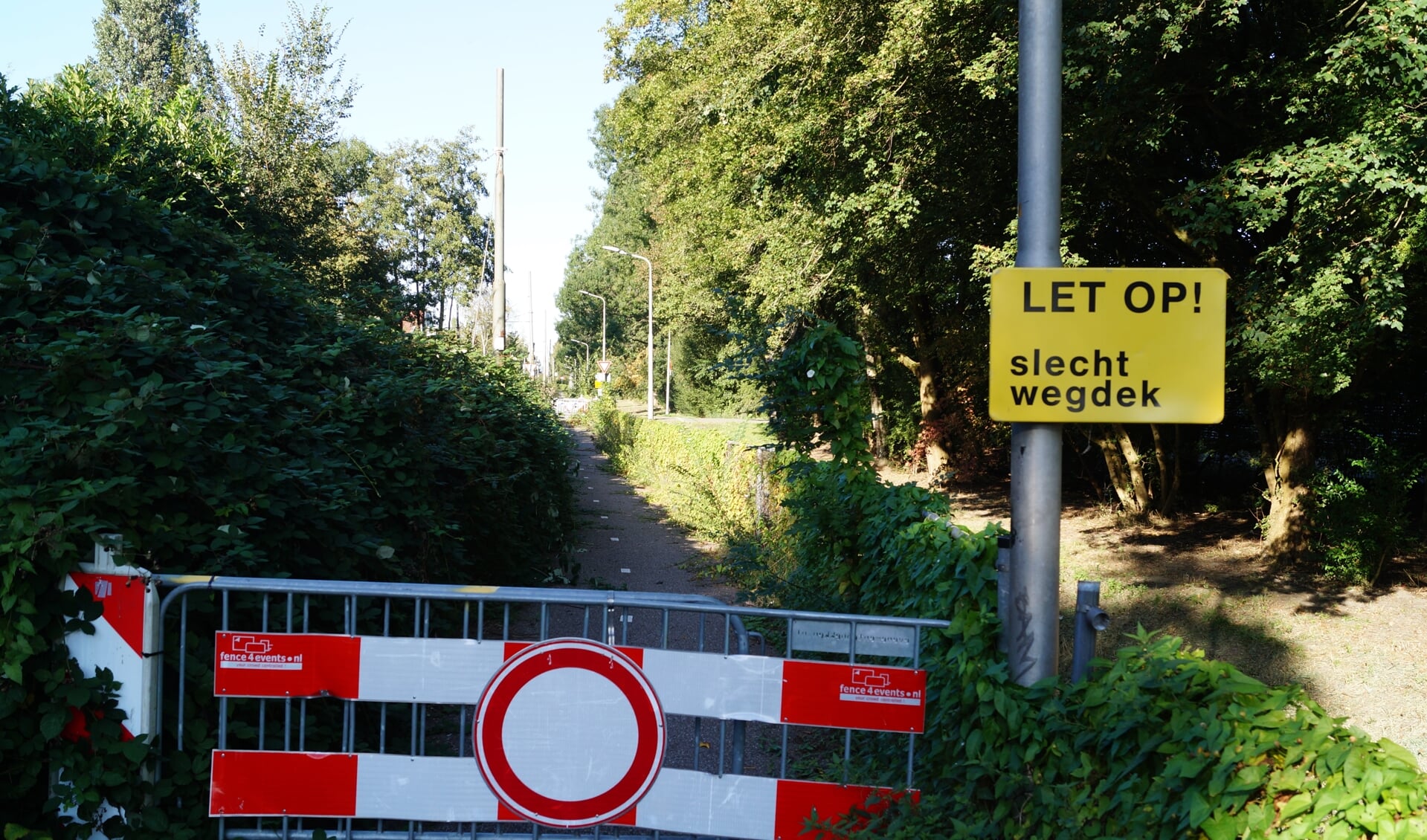 Het deel van het Kazernepad in Bovenkerk blijft ook de komende maanden nog afgesloten.