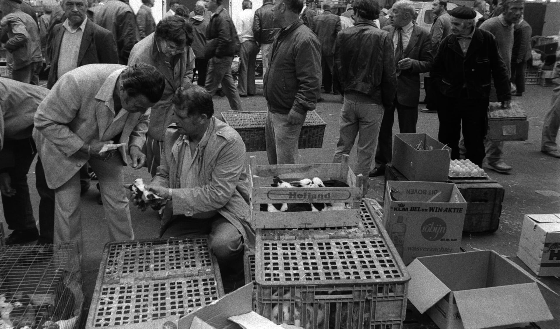 Archieffoto van de Barneveldse Kleindierenmarkt uit 1985.