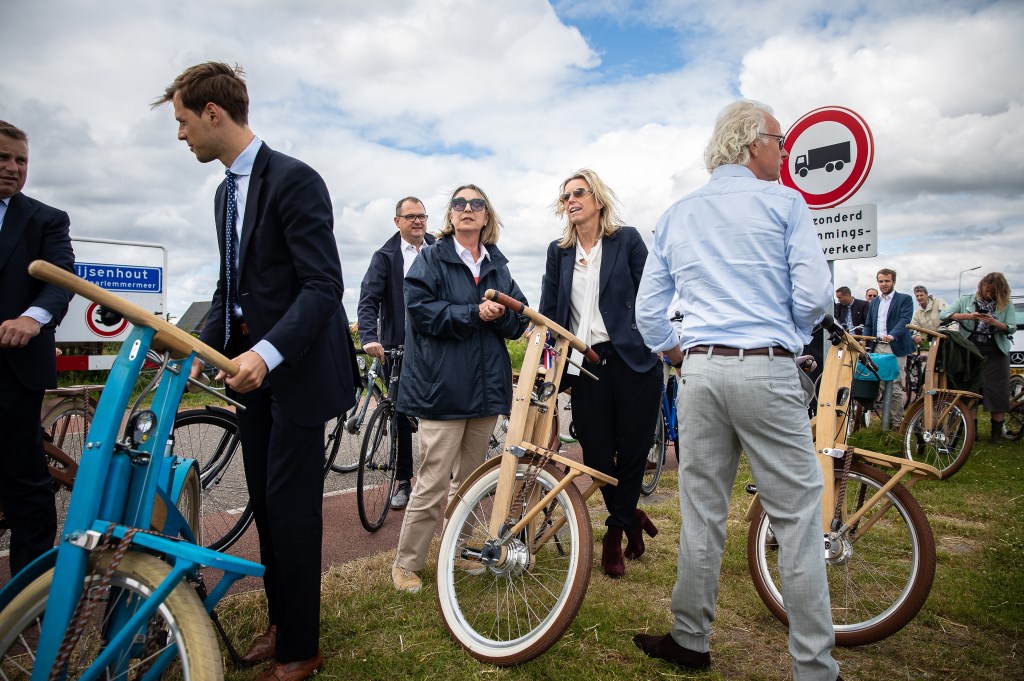 De wethouders Jurgen Nobel en Mariëtte Sedee leidden eerder minister Kajsa Ollongren in Rijsenhout rond.