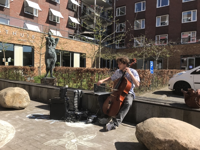 Een van de spontane muzikanten die zijn steun en talent deelt met de bewoners.