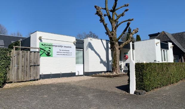 <p>De huisartsenpraktijk Leusden aan de Asschatterweg. </p>