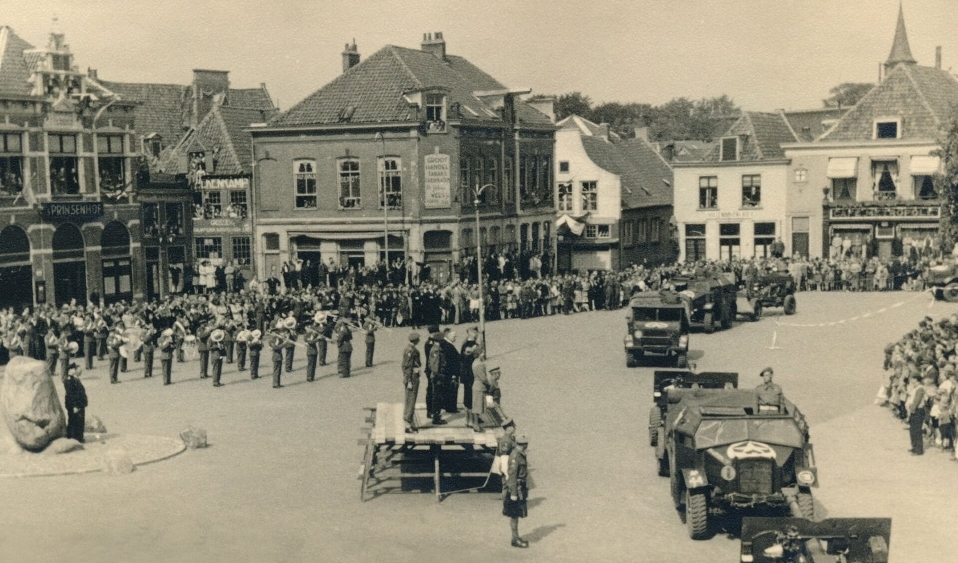 Defilé op de Hof 8 mei 1945. 