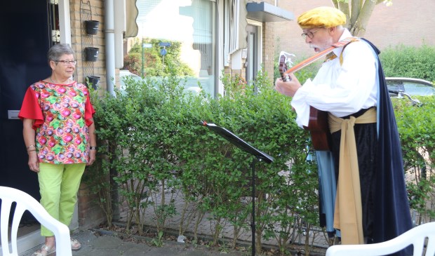 Wil van Dam wordt toegezongen door Troubadour Boudewijn Hansen