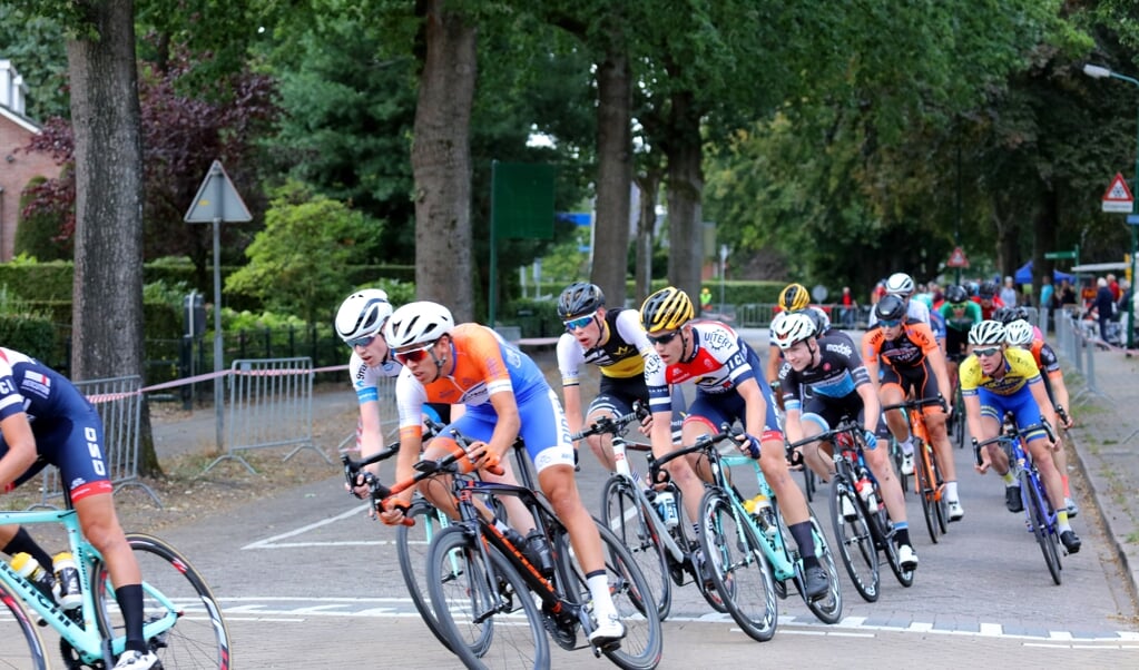 Renners van de Elite klasse nemen de bocht van de Javalaan naar de Oosterstraat tijdens Hartje Baarn 2019.