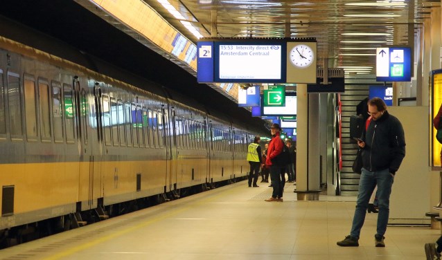 Archieffoto van een trein op het station van schiphol.