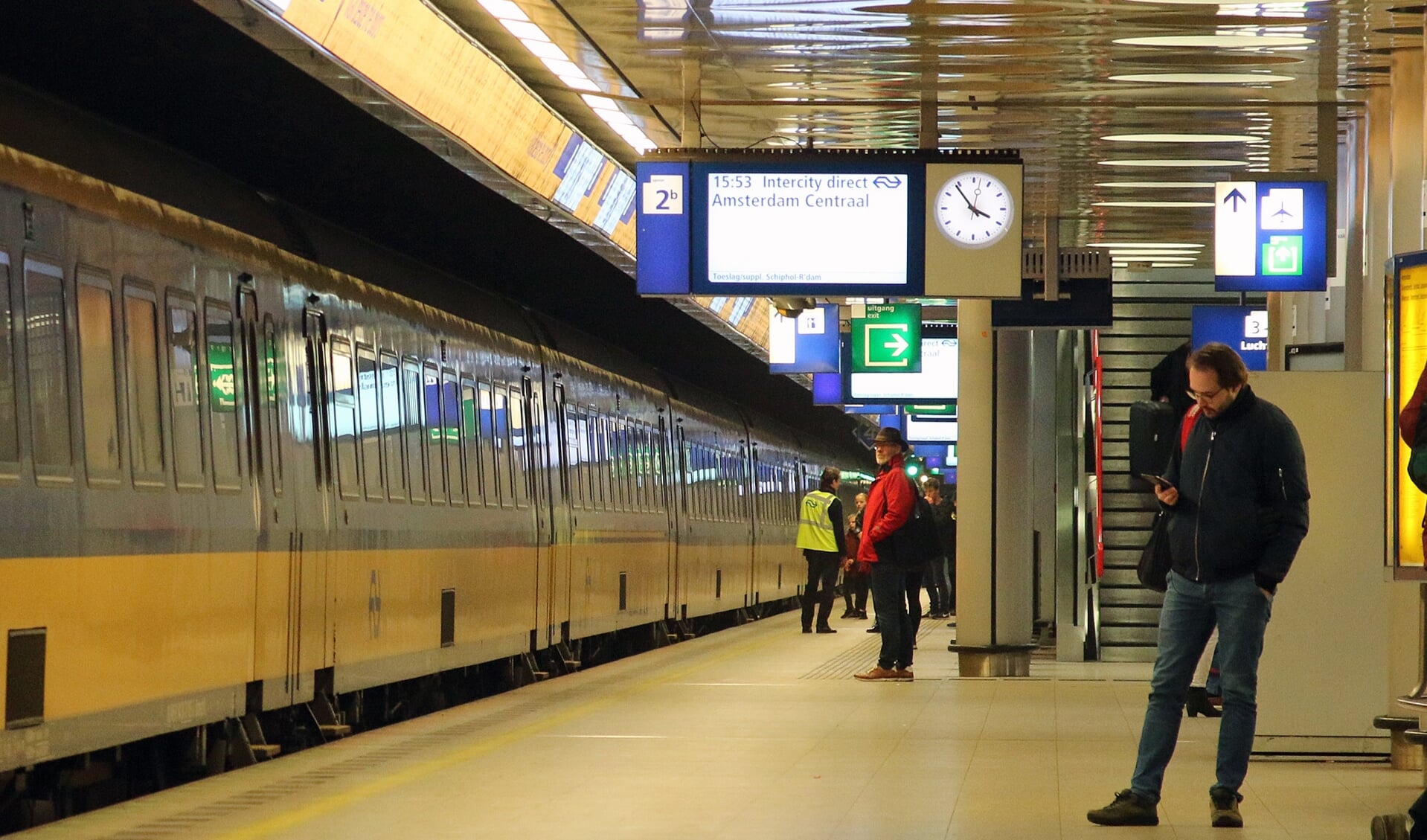 Archieffoto van een trein op het station van schiphol.