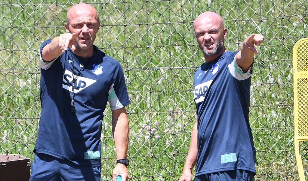 Dick Schreuder (rechts, hier als assistent van broer Alfred bij Hoffenheim) gaat per direct aan de slag als hoofdtrainer van PEC Zwolle.