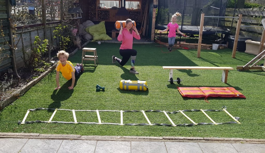 Carlijn Ghijssen-Jans met haar kinderen thuis aan het trainen