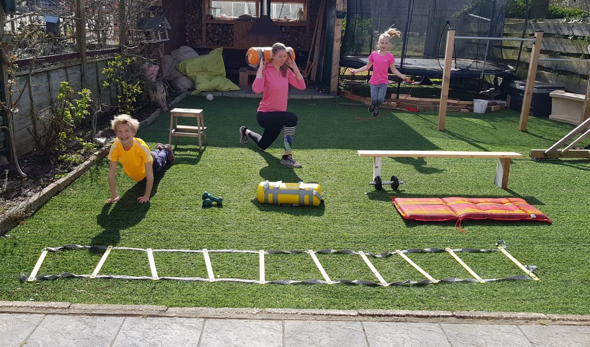 Carlijn Ghijssen-Jans met haar kinderen thuis aan het trainen