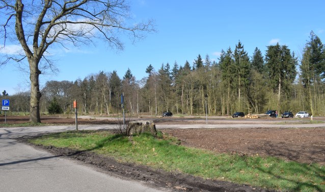 De parkeerplaats langs de Hilversumsestraatweg wordt ook weer afgesloten.