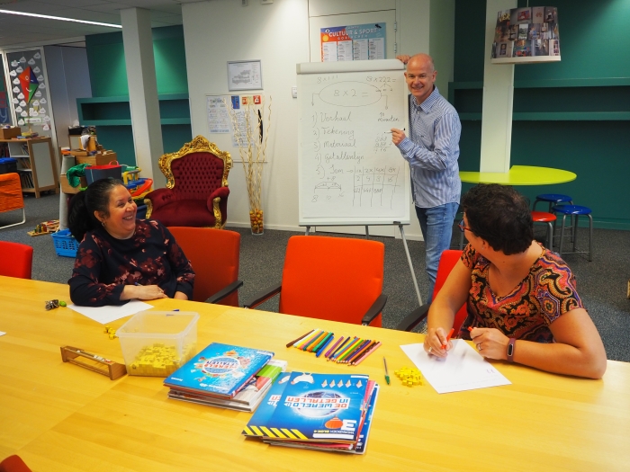 Onderwijsassistenten van Daltonschool de Poorter krijgen training van rekenspecialist Jeroen van der Jagt
