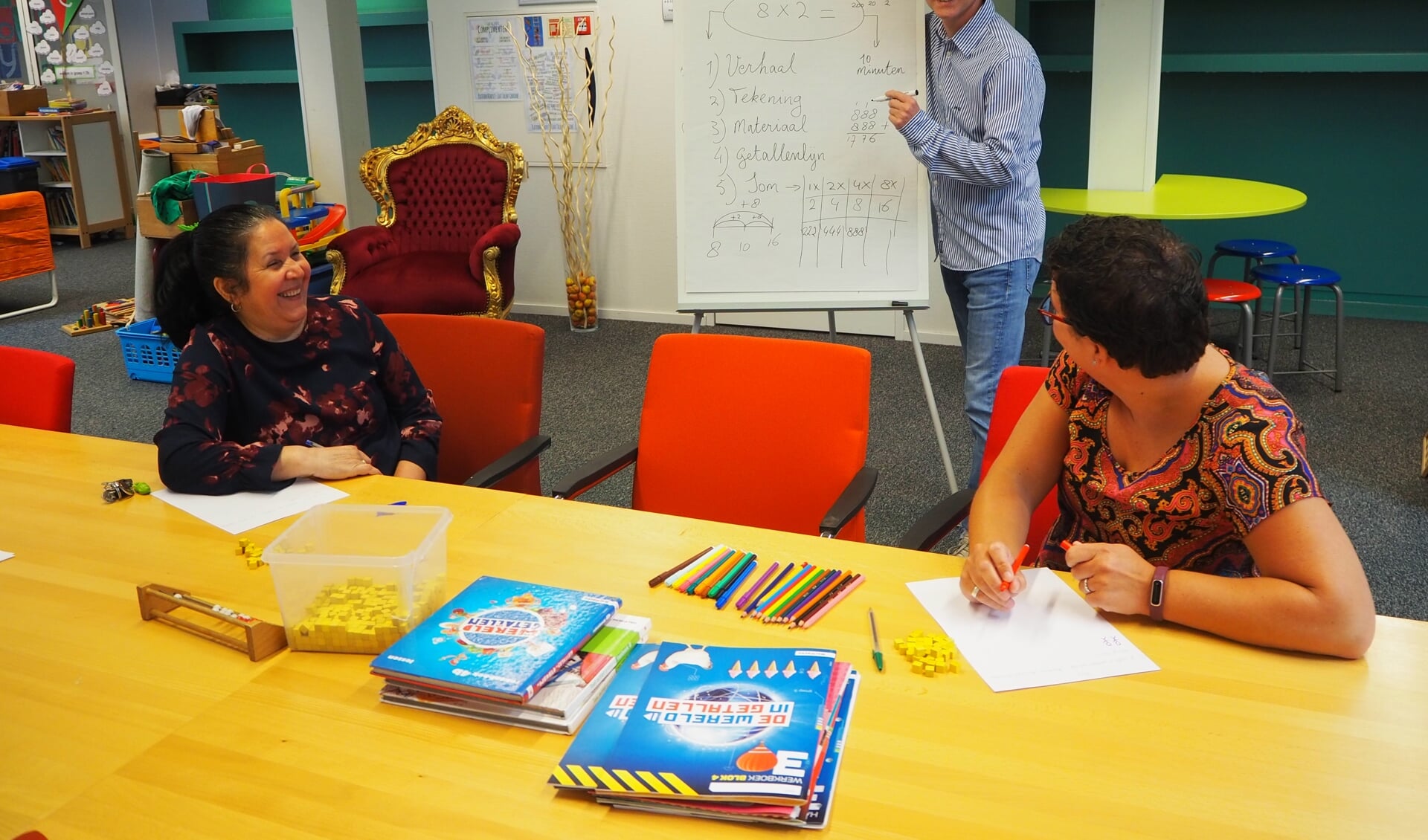 Onderwijsassistenten van Daltonschool de Poorter krijgen training van rekenspecialist Jeroen van der Jagt 