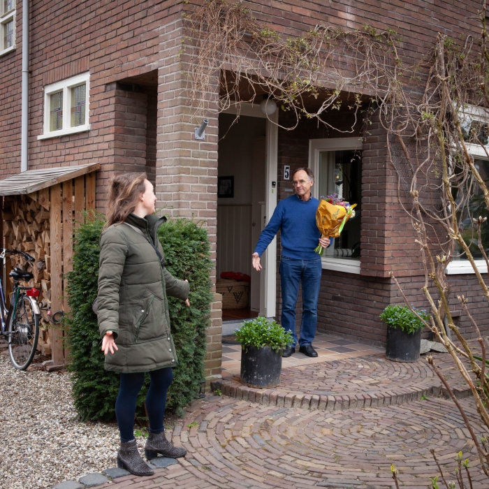 Paul Heijmerink krijgt bloemen