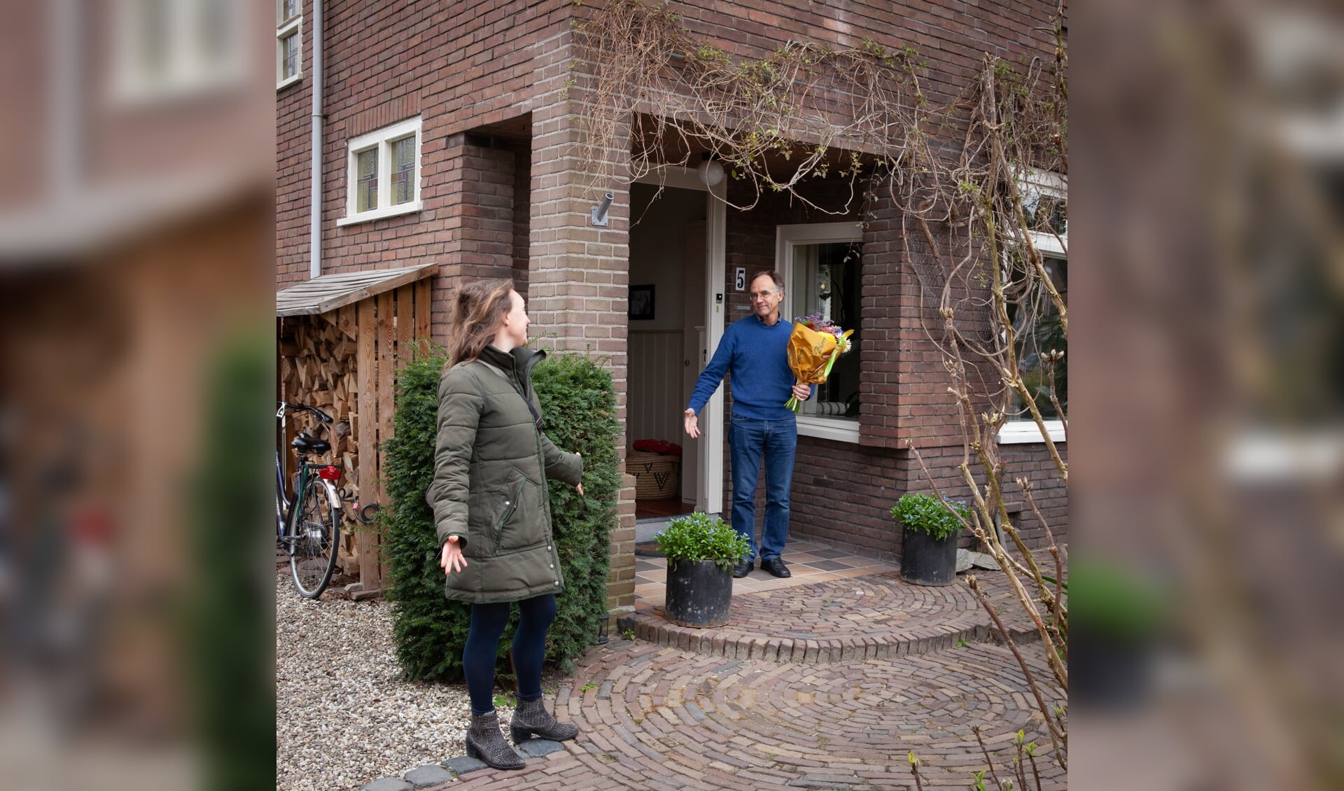 Paul Heijmerink krijgt bloemen