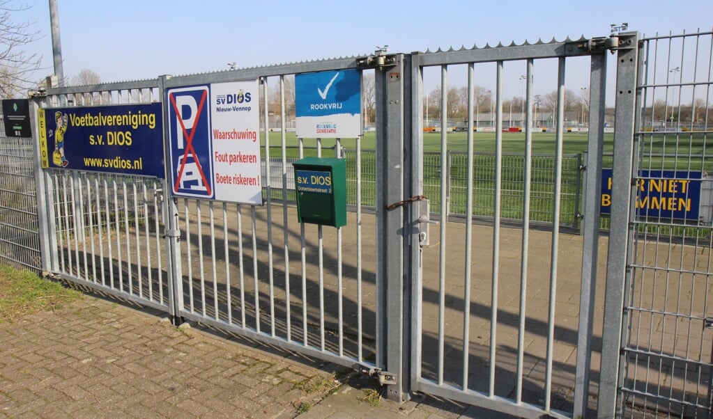 De hekken zijn nog steeds dicht bij de voetbalclubs, er komen dus geen inkomsten binnen. 