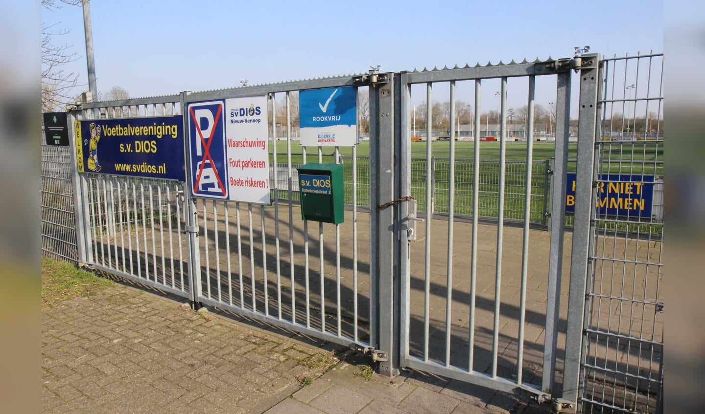 De hekken zijn nog steeds dicht bij de voetbalclubs, er komen dus geen inkomsten binnen. 