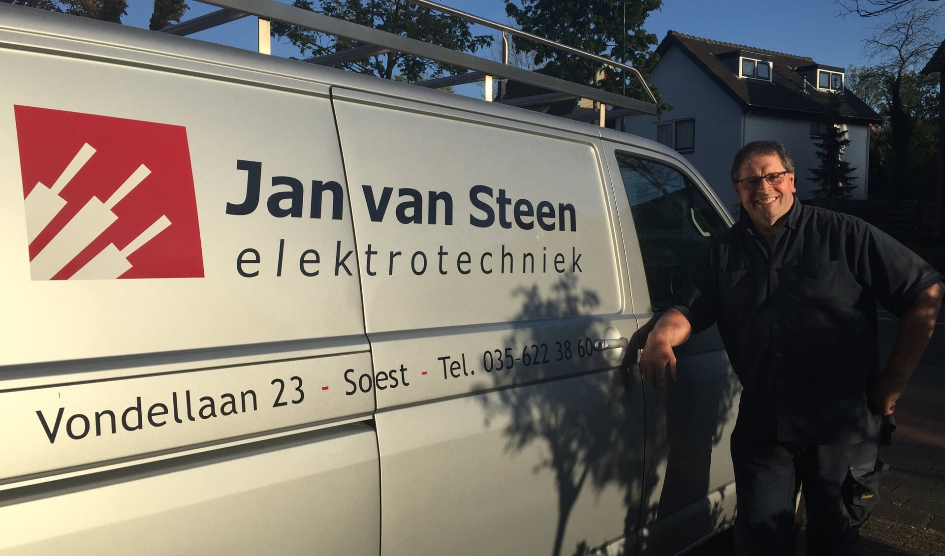 Jan van Steen bij zijn bus