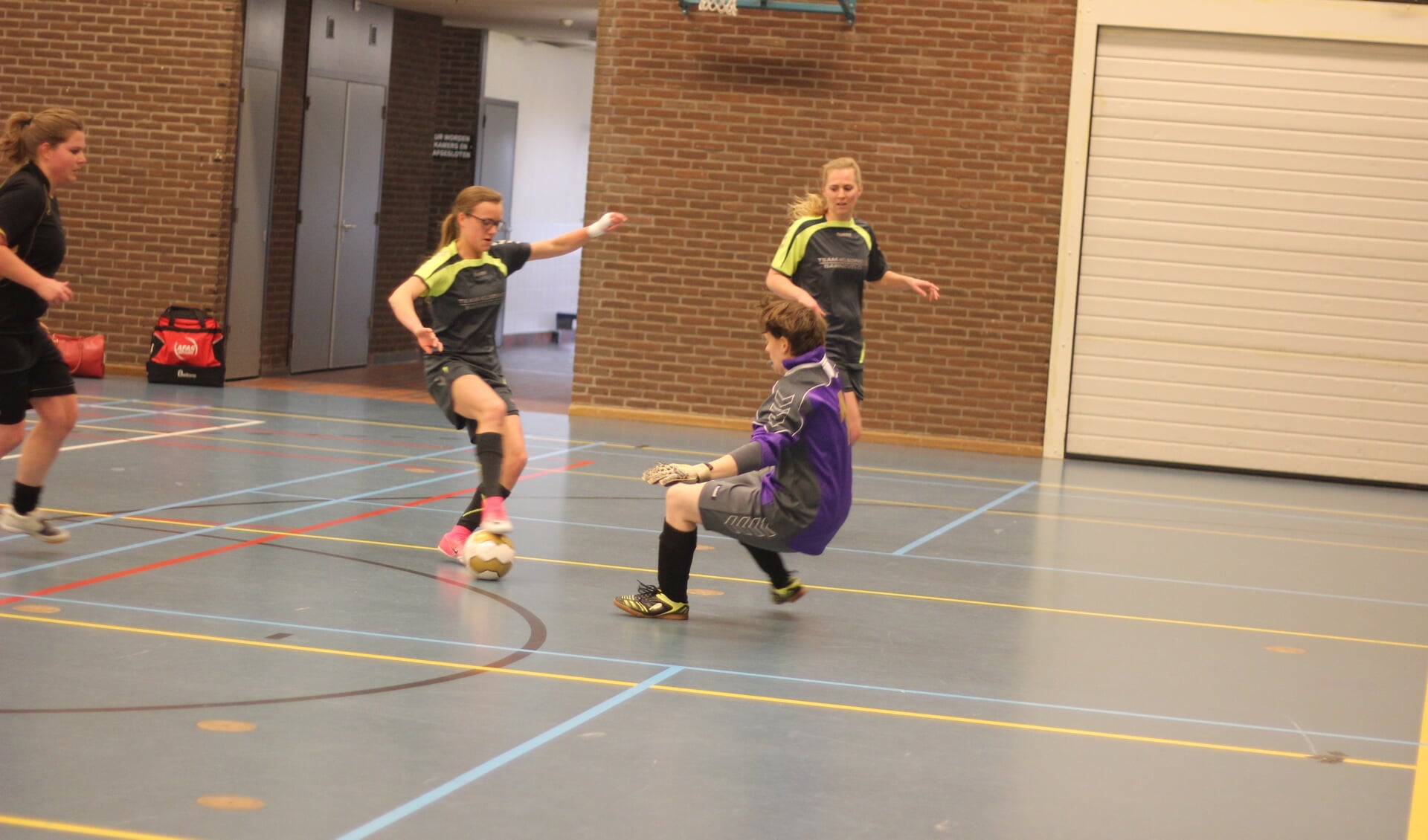 De organisatie van het Veluwehal zaalvoetbaltoernooi hoopt nog één damesteam te vinden voor de nieuwe competitie.