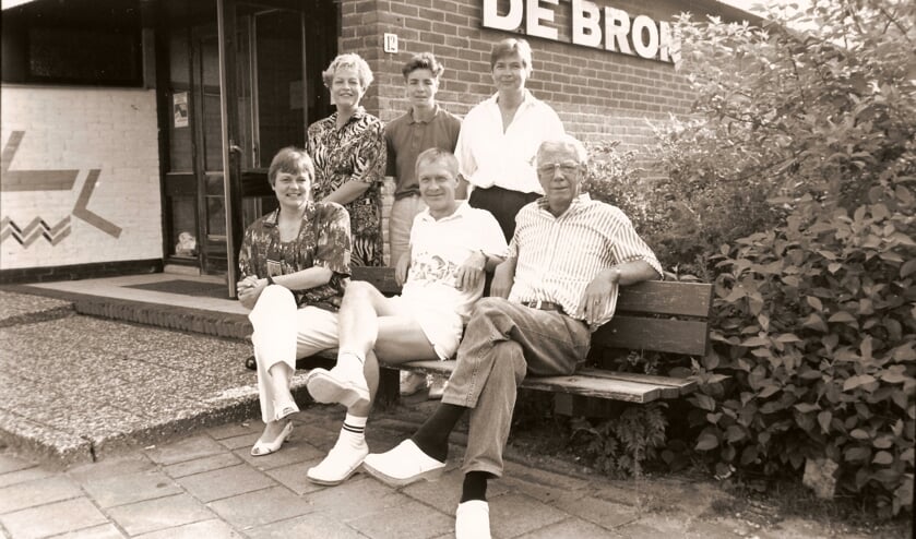 Personeel voor het front van 'De Bron' voor de laatste keer in de schijnwerpers.