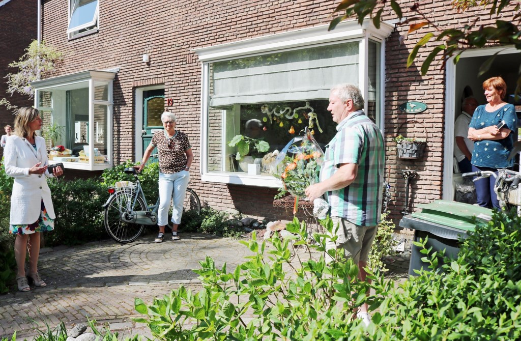 Burgemeester Langenacker op bezoek bij de heer Smit.