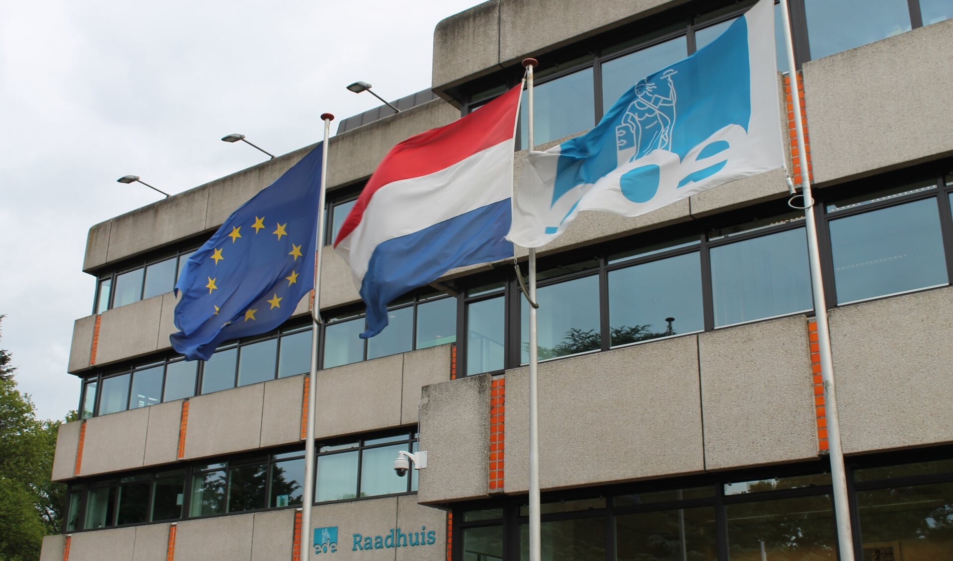De vlaggen voor het gemeentehuis.