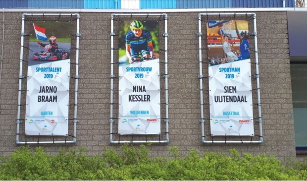 De banieren.