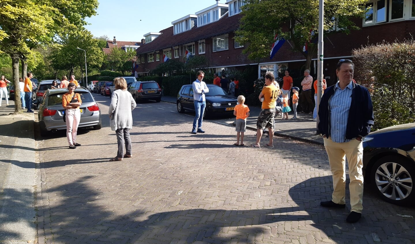 De buren in de Van der Veerelaan weten elkaar ook op Koningsdag te vinden, al is het wel op afstand. 
