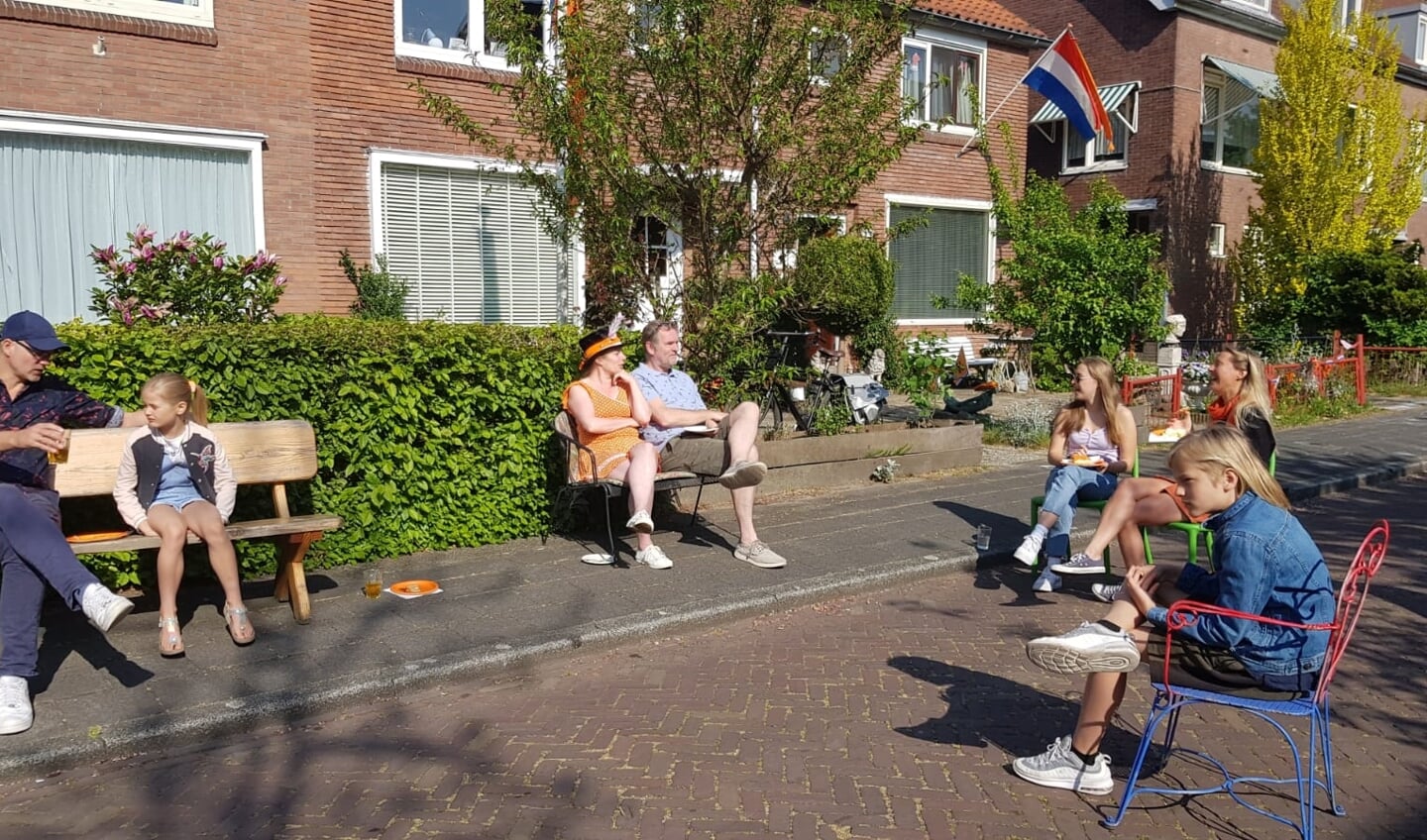Na het zingen van het Wilhelmus maken buren in de Amstellandlaan het samen gezellig.