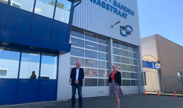 Wethouder Floor Gordon met Hayo van der Beek van Ultra Tyre, een van de bedrijven die gaan verhuizen.