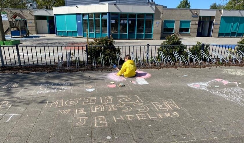 Op de stoep voor Basisschool Tabitha uitten kinderen hun verdriet met onder andere krijtteksten.