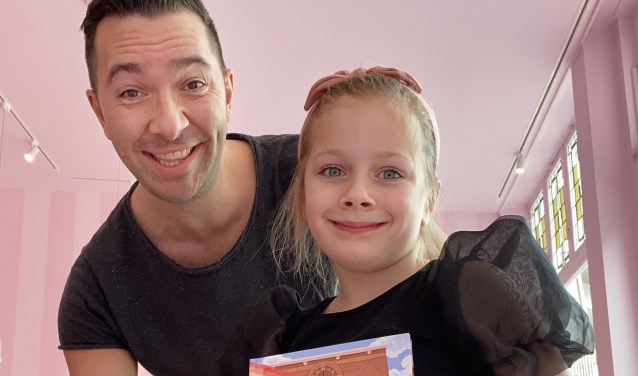 Arjan van der Sluis met dochter Emeli, voor wie hij het boek schreef.