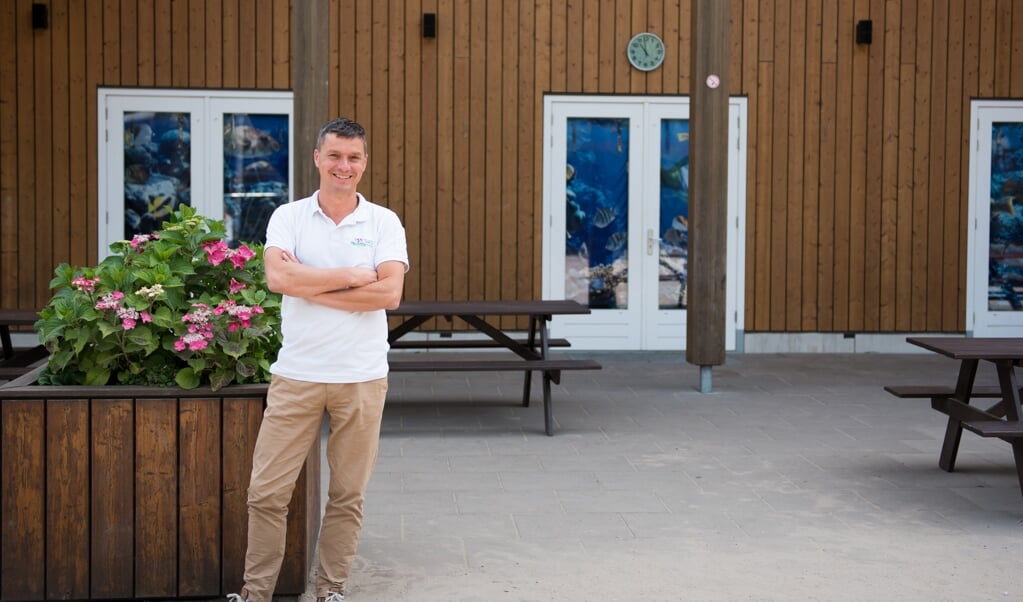 Mario Scibelli bij het hoofdgebouw van het YMCA-kampeercentrum in Den Treek. 