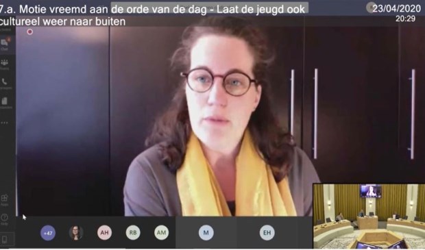 Raadslid Ingrid Zwaan tijdens de digitale raadsvergadering
