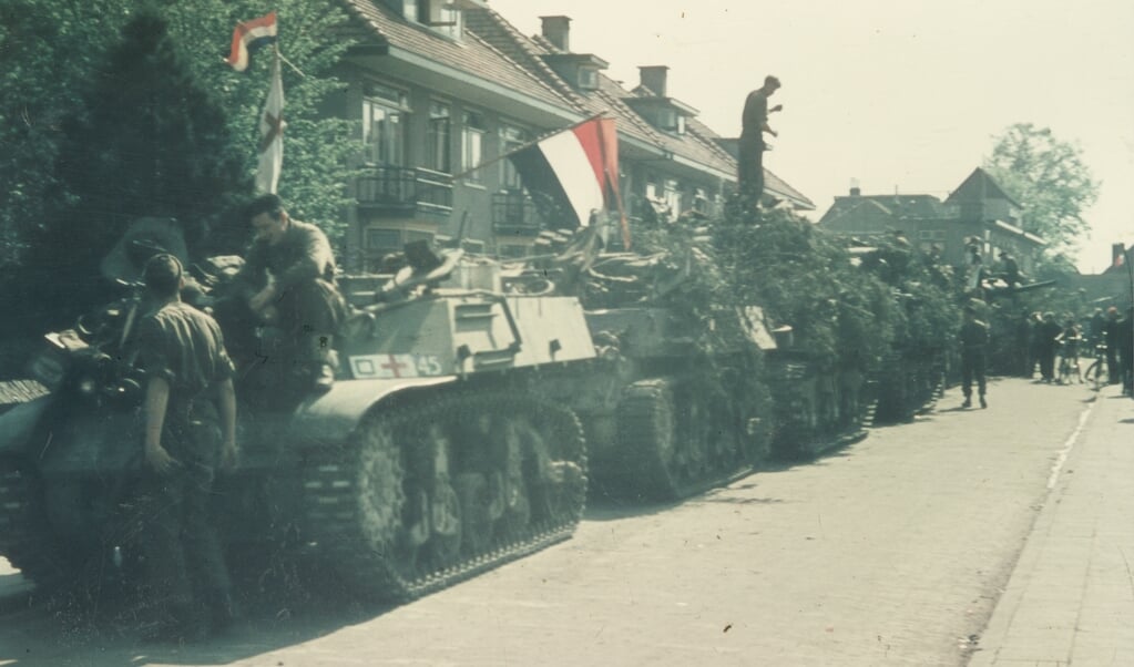 Een van de drie kleurenfoto’s  die de uit Arnhem afkomstige evacué(?) Kramer in Barneveld maakte. Een tankcolonne in de Emmastraat.