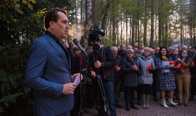 Archieffoto van de herdenking, Remco Reiding spreekt.